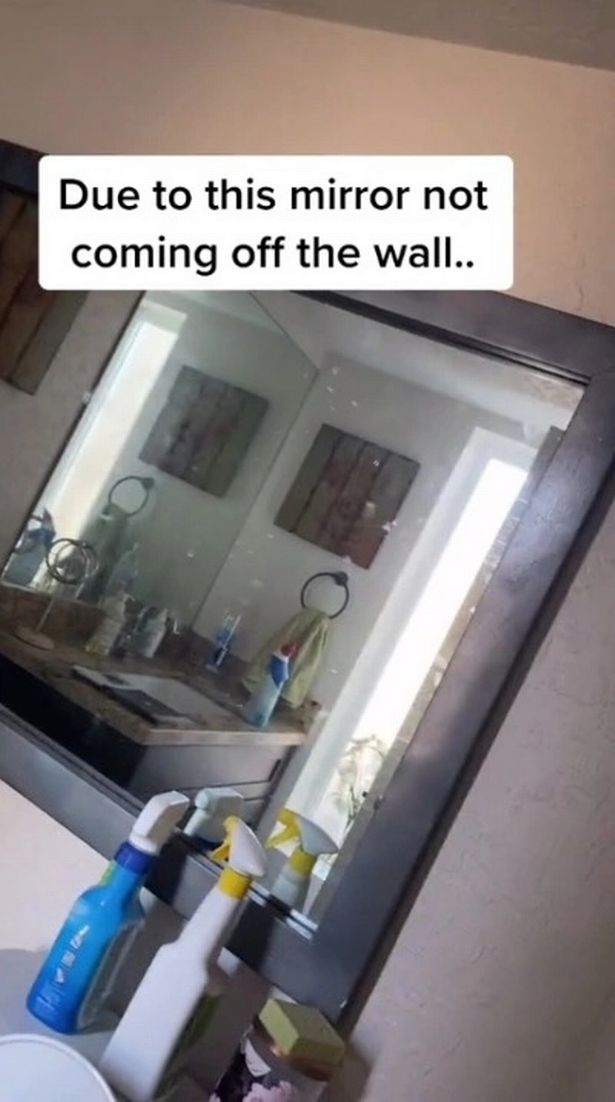 Ein Spiegel an einer Wand, der sich nicht lösen würde