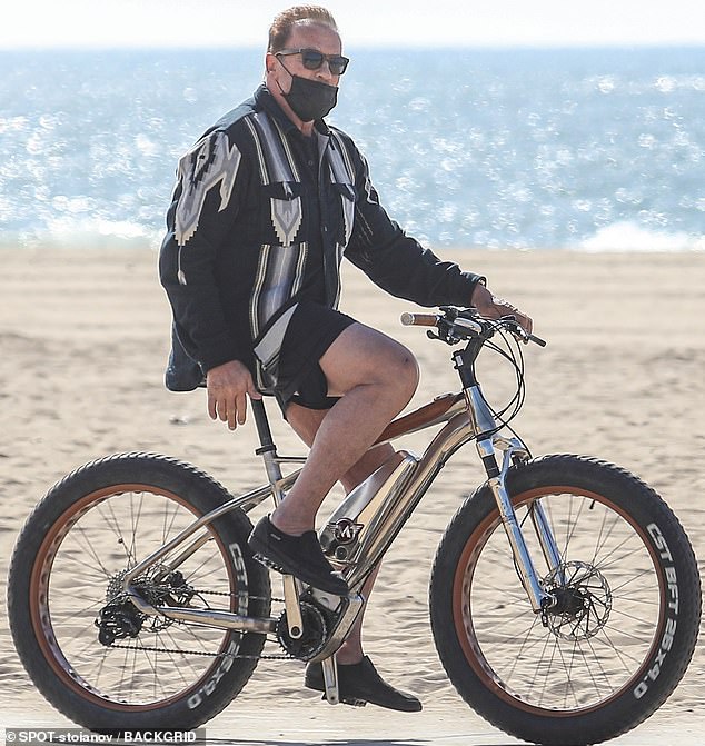 Los geht's: Der 73-jährige ehemalige Gouverneur von Kalifornien zeigte seine muskulösen Beine, als er auf einem Radweg am Will Rogers Beach radelte