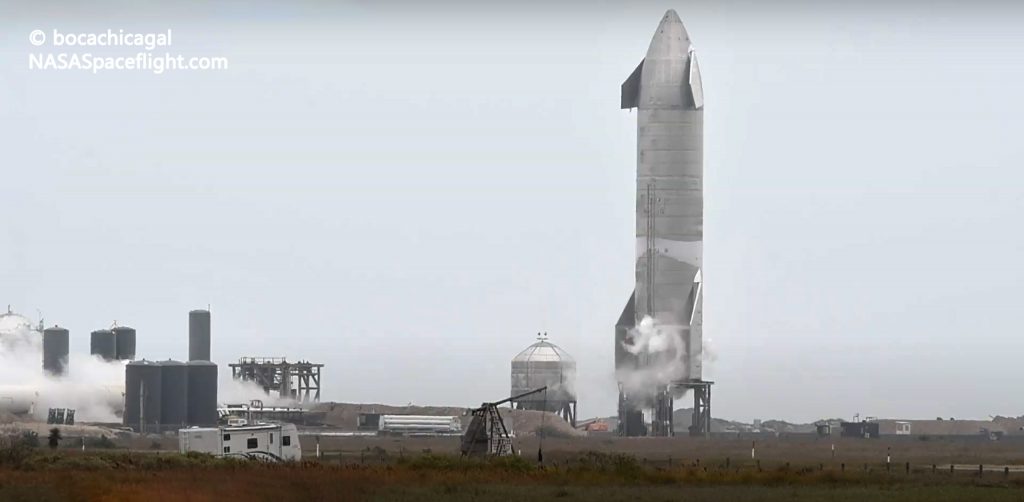 SpaceX bricht mehrere statische Feuerversuche von Raumfahrzeugen ab und rollt den Testtank auf das Pad