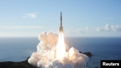 Eine H-2A-Rakete mit der Hope-Sonde, die vom Mohammed Bin Rashid Space Center (MBRSC) in den Vereinigten Arabischen Emiraten (VAE) entwickelt wurde, um den Mars zu erkunden, startet von der Startrampe des Tanegashima Space Center auf Tanegashima Island , Japan.  (Reuters)