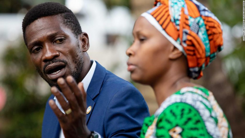 Bobi Wine: Ugandisches Gericht ordnet Freilassung vom Hausarrest an