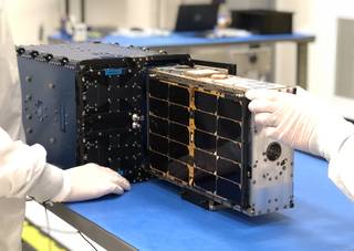 CubeSat enthält das Hydros-System, das auf einen CubeSat-Deployer geladen wird.