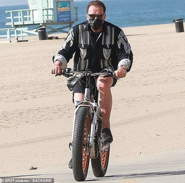 Ich habe es immer verstanden: Arnold Schwarzenegger wurde diese Woche auf einer seiner üblichen Strandradtouren gesehen, wie er sich fit hielt