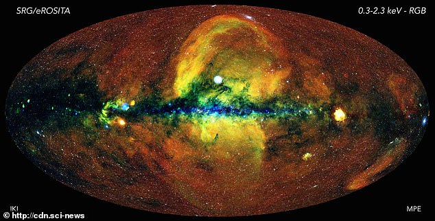 Gelbe Wolken, die aus dem Zentrum der Milchstraße entkommen, haben Experten seit Jahrzehnten am Kopf kratzen lassen