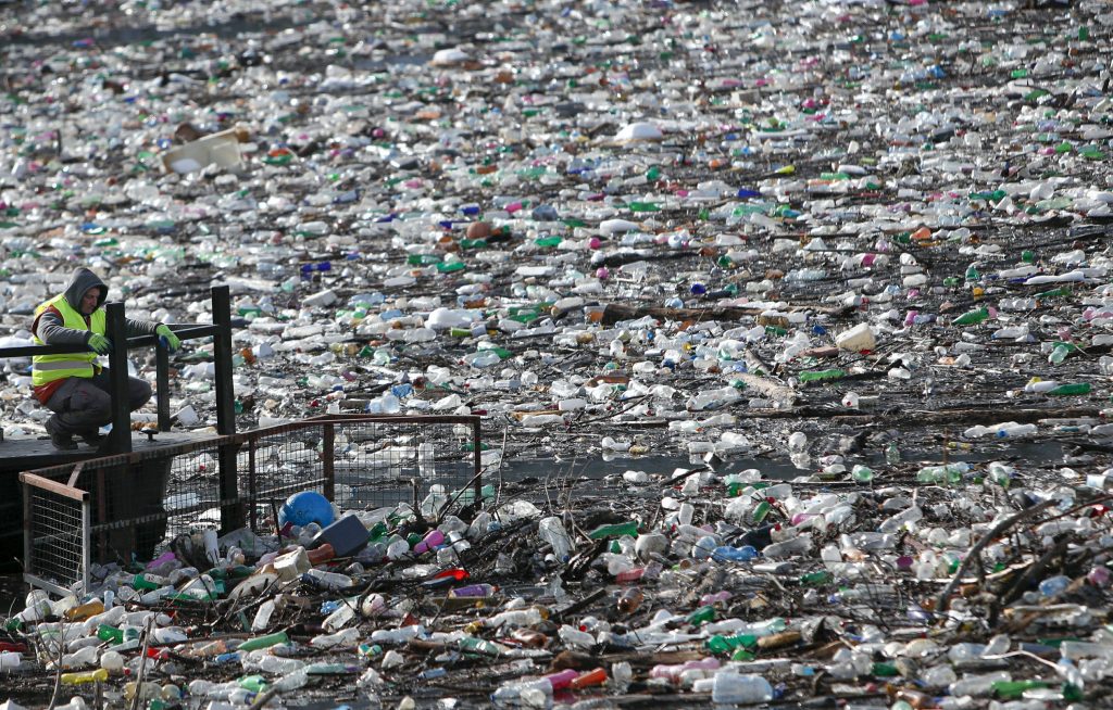 Der mit Müll bedeckte See beleuchtet das Abfallproblem auf dem Balkan