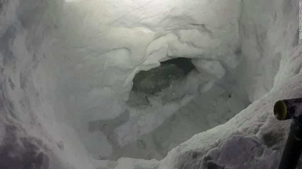 Der vermisste kanadische Schneemobilfahrer baute eine Schneehöhle, um zu überleben, bis die Retter eintreffen