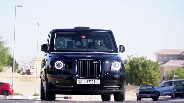 Dubai testet den Start von legendären Londoner Taxifahrzeugen mit Hybridtaxis