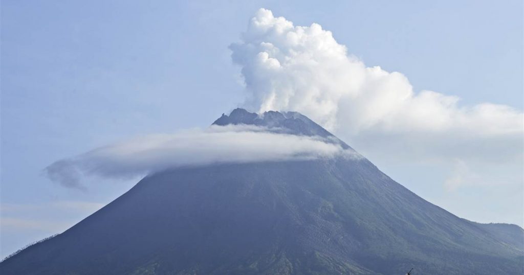 Hunderte von Menschen wurden evakuiert, als der Vulkan Mount Merapi in Indonesien heiße Wolken spuckte