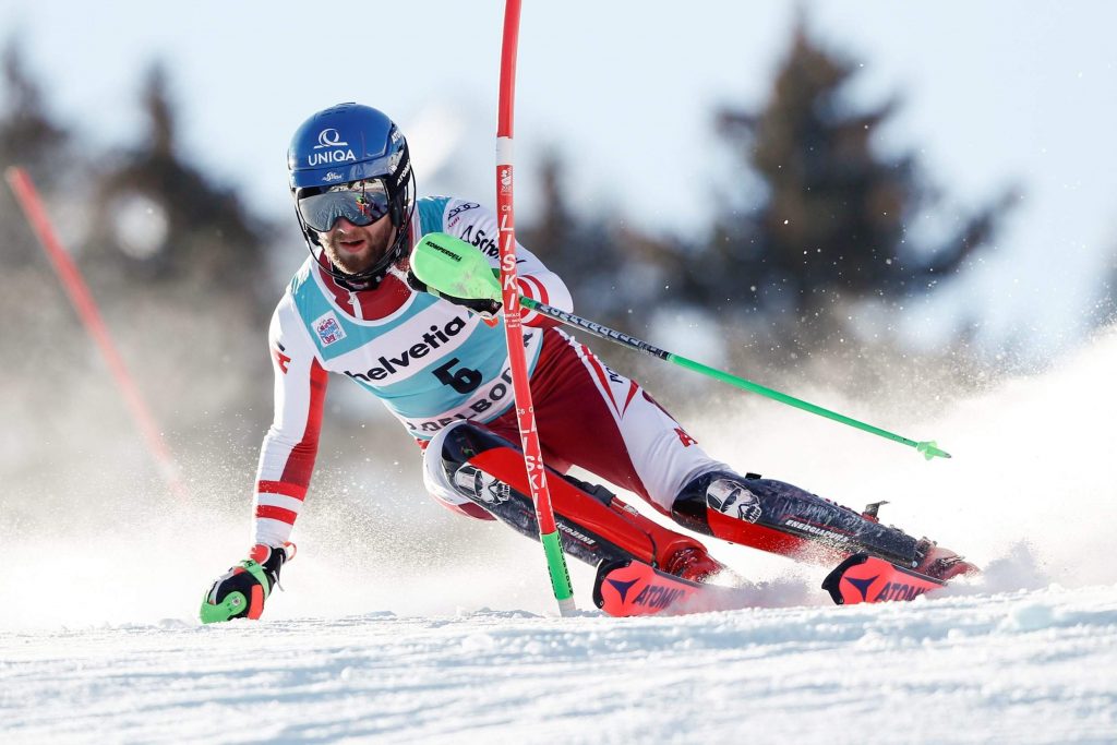 Österreichs Schwarz gewinnt den Weltcup-Slalom und führt die Gesamtwertung an