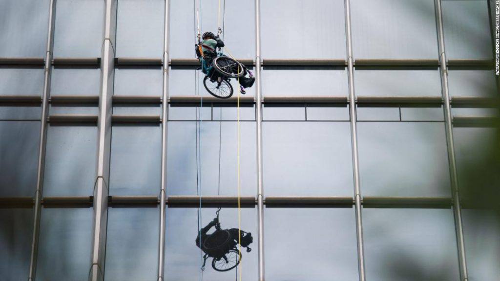 Paraplegiker in Hongkong im Rollstuhl klettert auf den Wolkenkratzer