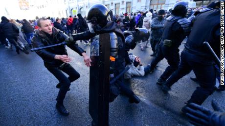 Bei einer Kundgebung in Wladiwostok am 23. Januar 2021 stoßen Demonstranten mit Bereitschaftspolizei zusammen.