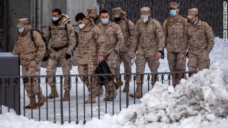 Mitglieder des Militärs marschieren am Sonntag, dem 10. Januar, durch den Schnee in der Innenstadt von Madrid, Spanien.
