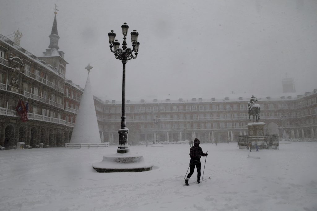 Schneesturm tötet 4 Menschen, hält einen Großteil von Spanien an