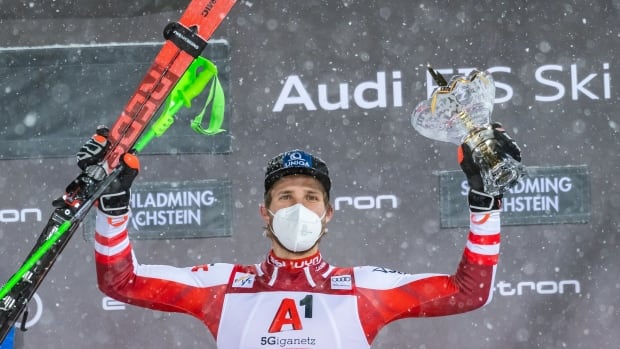 Slalomführer Schwarz nutzt den beeindruckenden zweiten Lauf, um die Weltmeisterschaft in Österreich zu gewinnen