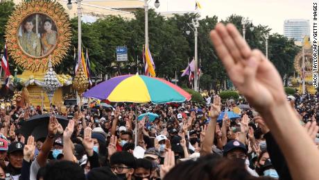 Thailands beispielloser Aufstand stellt das Volk gegen den König
