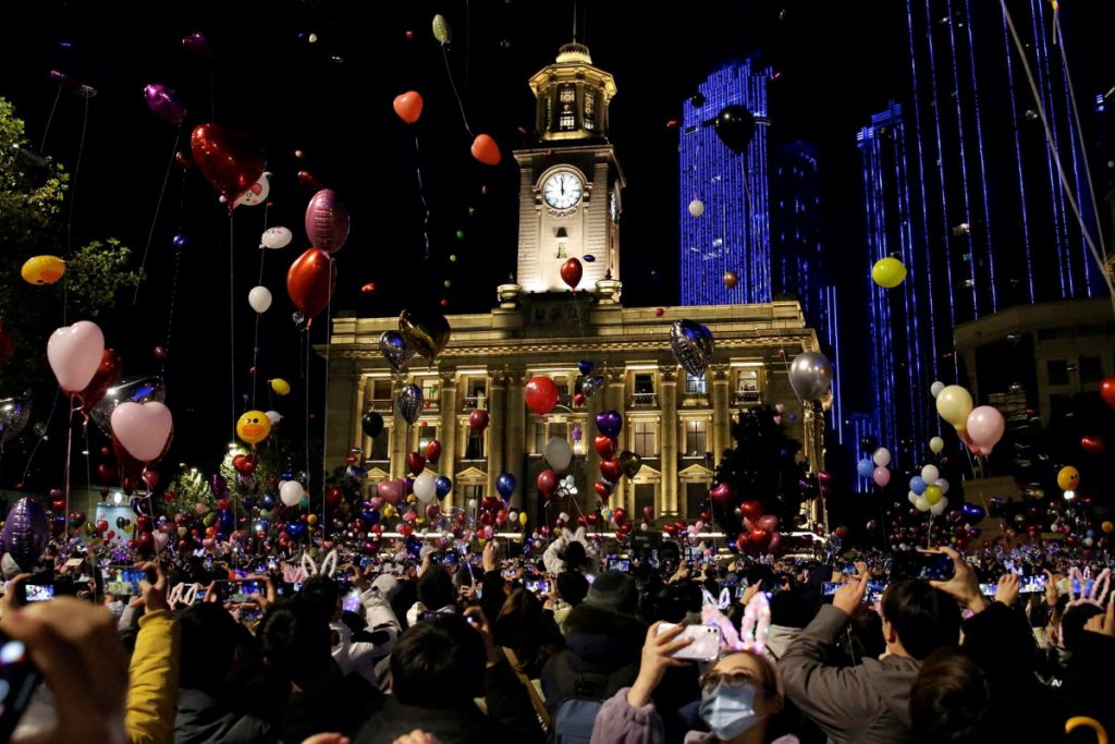 Wuhan feiert 2021 mit großer Menschenmenge
