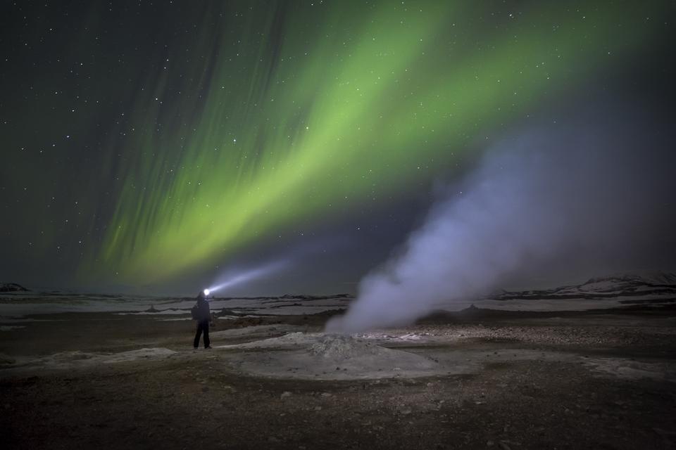 Nordlichter im Rentierhirtenlager, Halbinsel Yamal, Russland. 