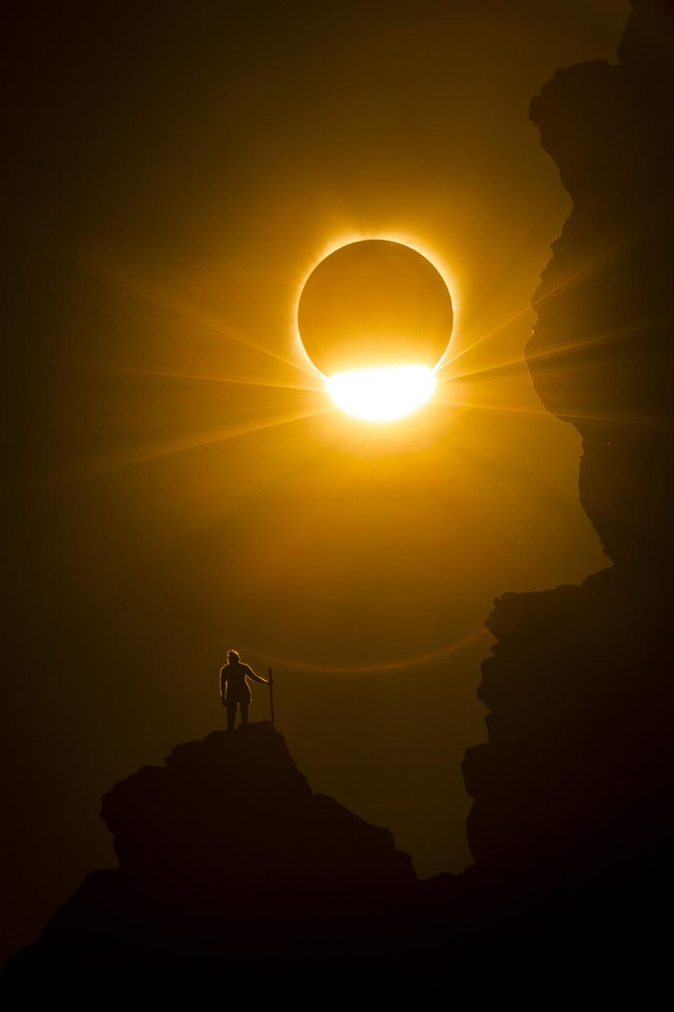 Eine totale Sonnenfinsternis am 21. August 2017 vom Smith Rock National Park, Oregon, USA. 