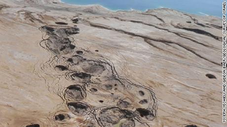 Diese Sinklochvertiefungen wurden in flachen Schlammsedimenten in der Nähe des Toten Meeres in Israel beobachtet.