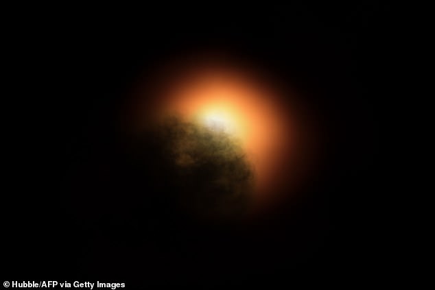 Das Hubble-Weltraumteleskop der NASA entdeckte, dass die Abstufung 2020 wahrscheinlich auf eine traumatische Explosion zurückzuführen war, die heißes Material in den Weltraum schleuderte und den Blick auf die Erde auf Betelgeuse abdeckte