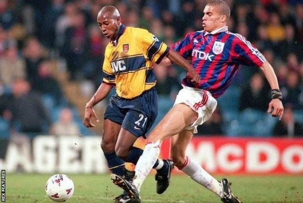 Valerien Ismael von Crystal Palace fordert Luis Boa Morte von Arsenal zu einem Unentschieden im FA Cup 1998 heraus