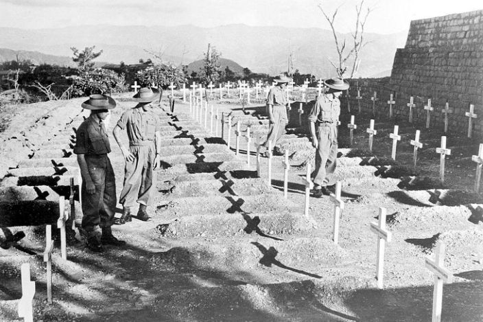 Männer des Royal West Kent Regiments würdigen die gefallenen Kameraden in der Schlacht von Kohima am 27. November 1945 stillschweigend