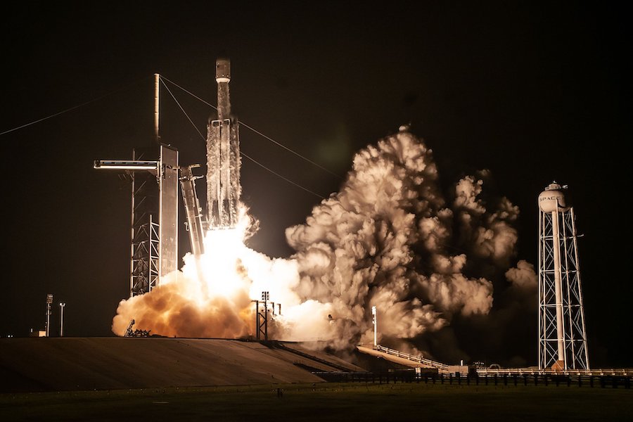 SpaceX plant, im Sommer und Herbst zwei Falcon Heavy-Missionen zu starten - Spaceflight Now