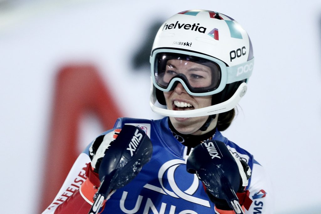 Der Schweizer Skifahrer Gisin beendet die Siegesserie im Shiffrin-Vlhova-Slalom
