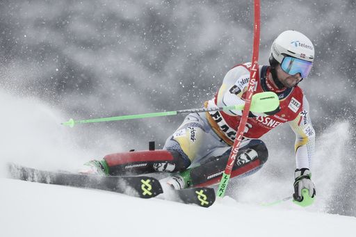 Der norwegische Skifahrer Foss-Solevaag dominiert den Slalom für seinen 1. Sieg