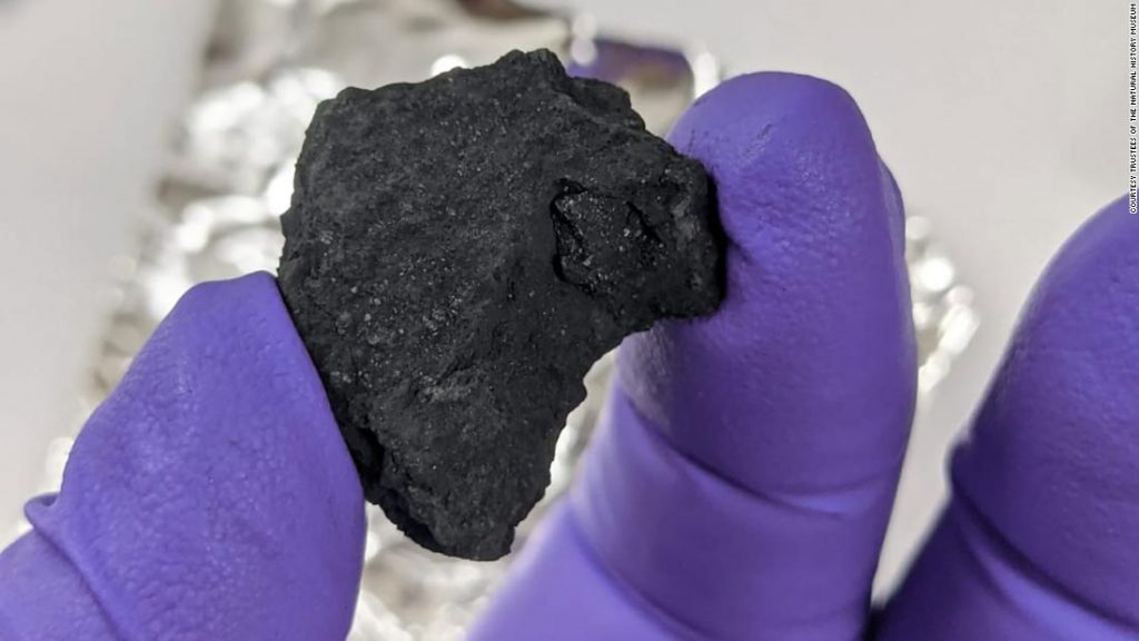 Meteorit, der auf die britische Gasse gefallen ist, ist "extrem selten" und kann "Zutaten fürs Leben" enthalten.