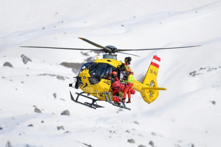 Der österreichische Skifahrer Schneeberger wird am gebrochenen Bein operiert