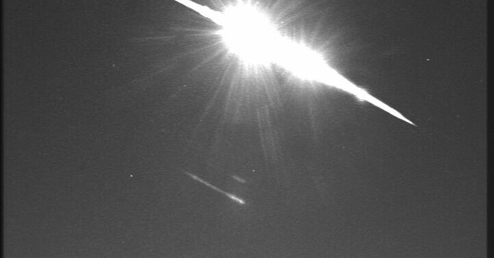 Meteoritenstreifen wie Feuerwerk am britischen Nachthimmel