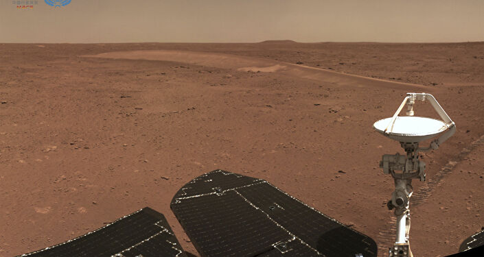 Dieses am 4. Juli 2021 aufgenommene und am 9. Juli 2021 von der China National Space Administration (CNSA) veröffentlichte Foto zeigt die Oberfläche des Mars, aufgenommen vom chinesischen Rover Zhurong Mars.