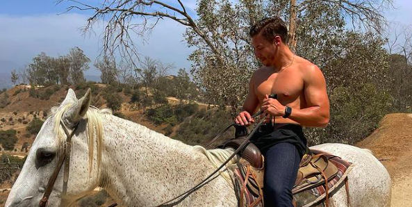 Arnolds Sohn Joseph Baena zeigt seinen Körper auf einem Foto zu Pferd