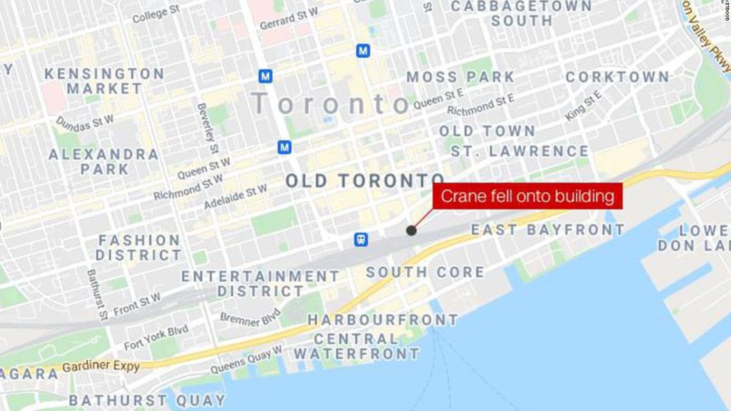 Ein Kran stürzte auf ein Gebäude in der Innenstadt von Toronto und verursachte Schäden