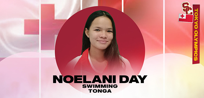 Noelani Day lächelt in einem roten Kreis mit ihrem Namen, ihrer Sportart und ihrem Land unter ihr und vor dem Hintergrund der Tonga-Flagge.