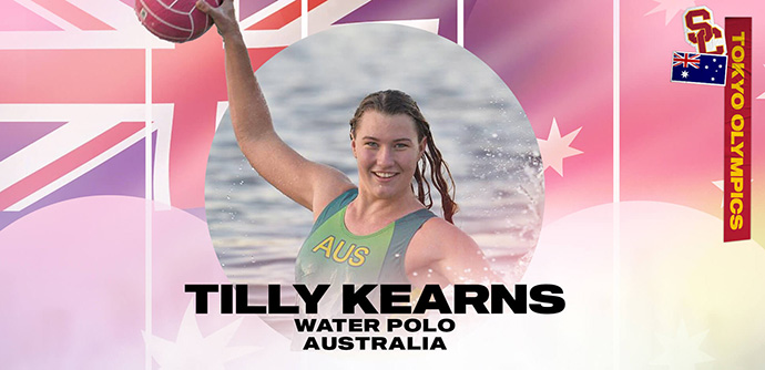 Tilly Kearns hält einen Wasserballball, während sie in einem Pool in einem roten Kreis schwingt, unter dem ihr Name, ihre Sportart und ihr Land geschrieben sind und vor dem Hintergrund der australischen Flagge.