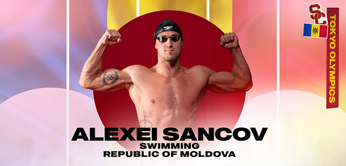 Alexei Sancov trägt eine Badekappe und eine Schwimmbrille und streckt seine Arme in einem roten Kreis, unter ihm stehen sein Name, seine Sportart und sein Land und vor dem Hintergrund der Flagge der Republik Moldau.