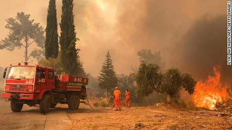 Ein Feuerwehrmann bekämpft die Flammen bei einem massiven Waldbrand, der am 29. Juli ein mediterranes Resort an der türkischen Südküste in der Nähe der Stadt Manavgat verwüstete.