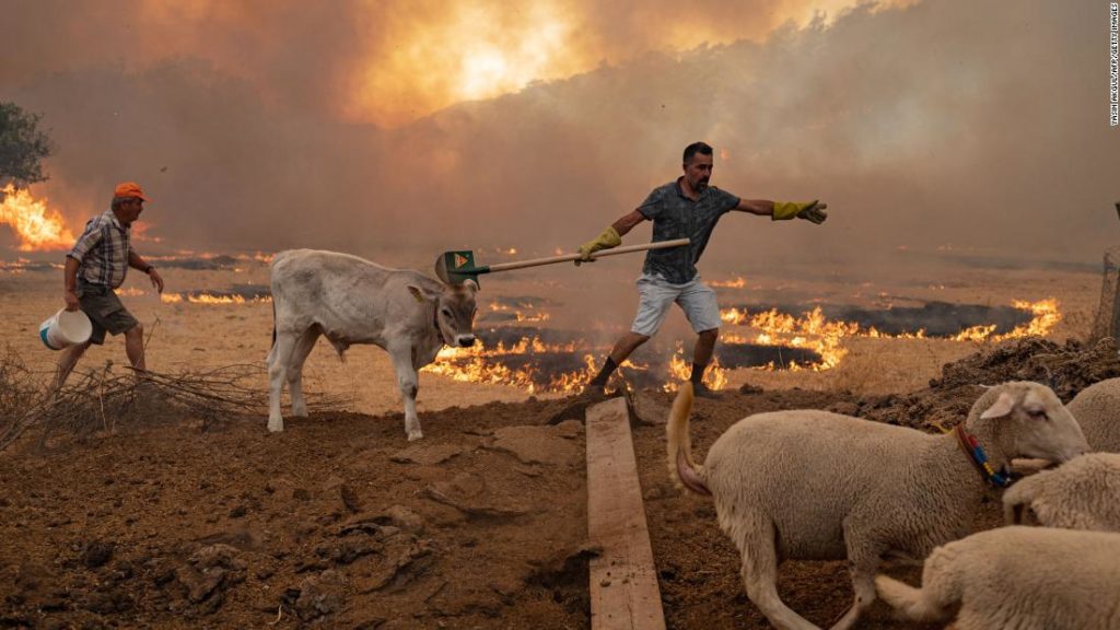 Griechenland und die Türkei bekämpfen Hitzewellen und Brände während des europäischen Sommers mit extremen Wetterbedingungen