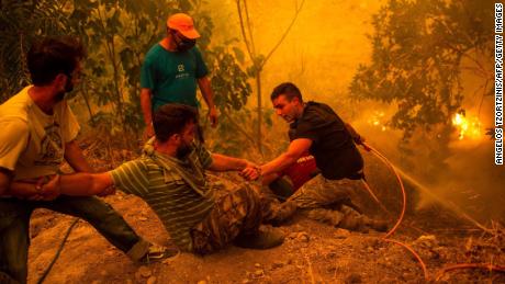 Anwohner bekämpfen den Waldbrand im Dorf Gouves auf Euböa in Griechenland.