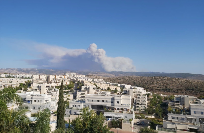 Ein Blick auf den Rauch des Beit Meir-Feuers von Modiin (Bild: YONAH JEREMY BOB)
