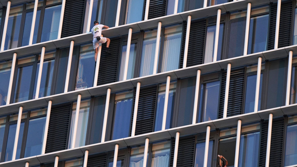 Ein Freeclimber erklimmt einen weiteren Londoner Wolkenkratzer