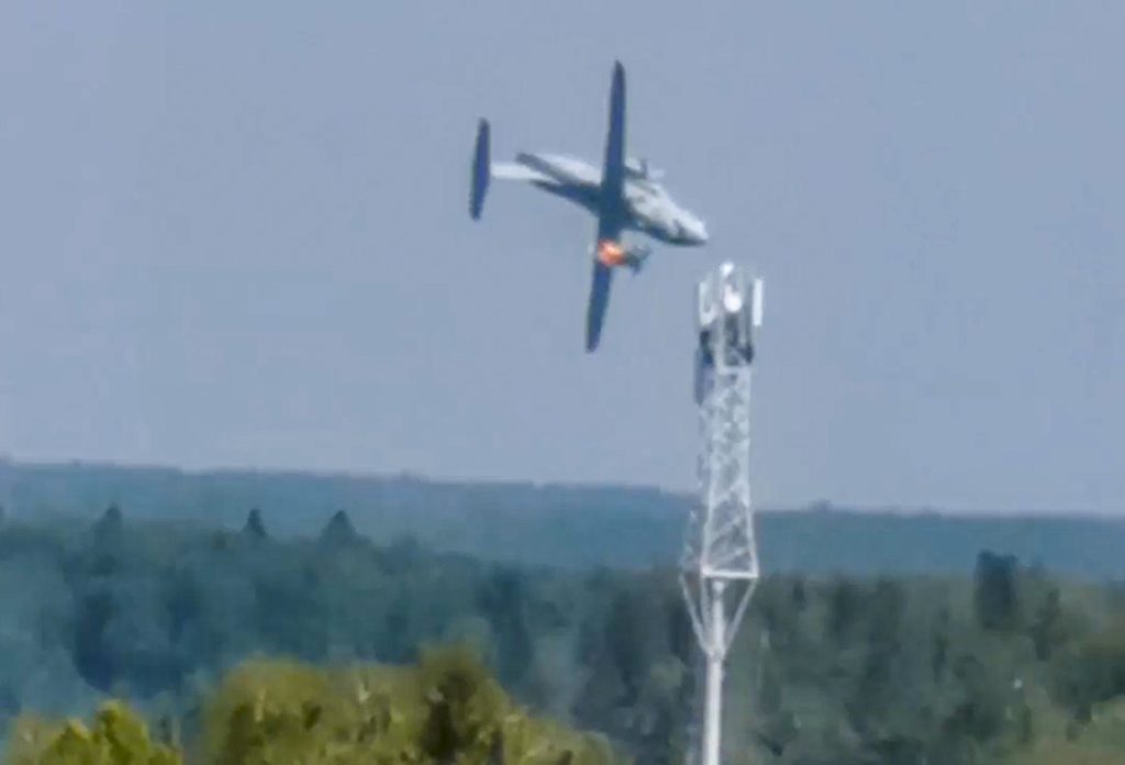 Prototyp eines Militärflugzeugs stürzt vor Moskau ab und tötet 3
