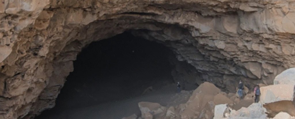 Versteck riesiger Knochen, einschließlich menschlicher, in einer schrecklichen saudischen Höhle gefunden