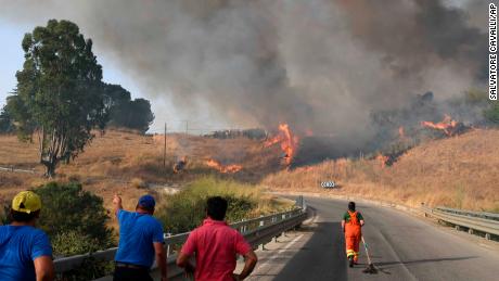 Freiwillige versuchen, das Feuer in der Gemeinde Blufi in der Nähe von Palermo, Sizilien, Italien, unter Kontrolle zu bringen.