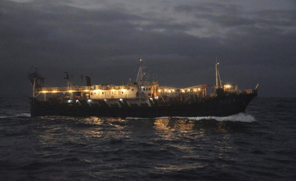Grüner Himmel, der von chinesischen Tintenfischbooten beleuchtet wird, erschreckt Taiwanesen