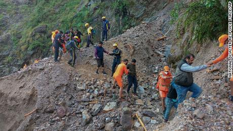 Am 20. Oktober retten Angehörige der Indian National Disaster Response Force gestrandete Zivilisten in der Nähe von Nainital, Uttarakhand.