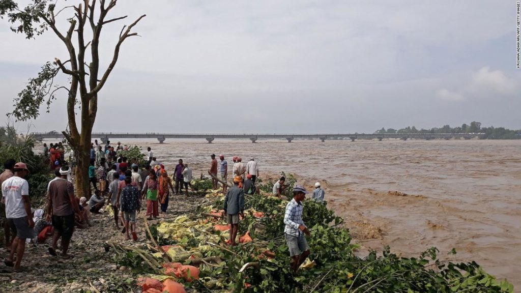 Überschwemmungen und Erdrutsche töten mindestens 150 Menschen in Indien und Nepal