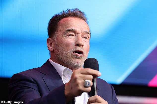 Der frühere kalifornische Gouverneur Arnold Schwarzenegger kritisierte Führer, die sagen, sie könnten den Klimawandel nicht bekämpfen, weil er der Wirtschaft schaden würde, indem er sie als „dumm oder Lügner“ bezeichnete.